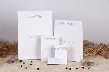 Yargıcı Kurdeleli Beyaz Hediye Paketi